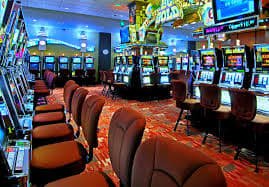 Live casino roulette wheel တိုက်ရိုက် spin ကစားနေသောပုံ