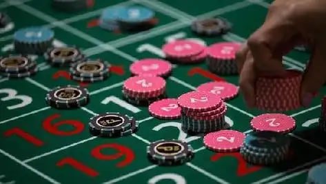 Live Baccarat dealer ကာဒ်ဖြန့်နေသော studio ပုံ
